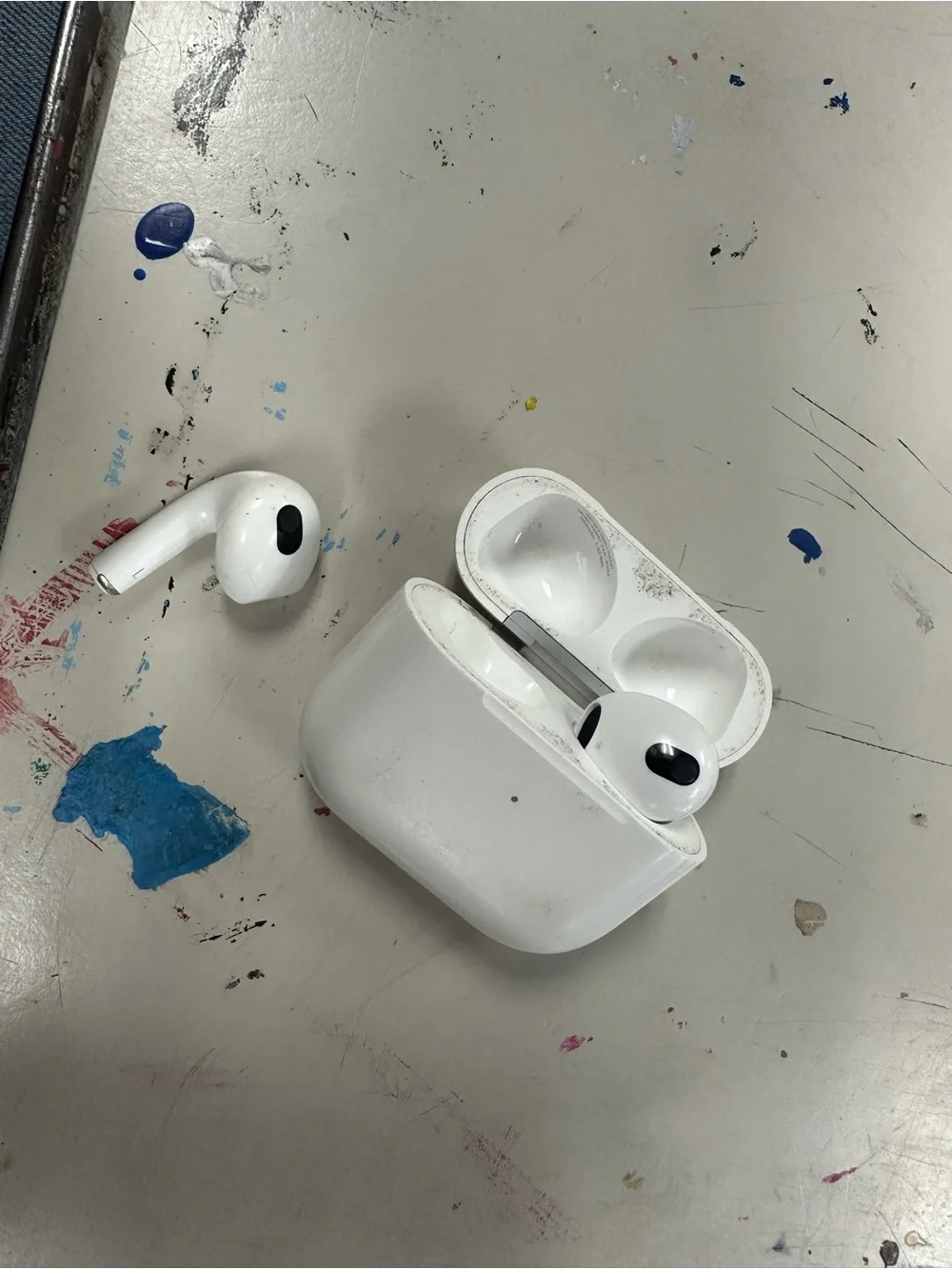 Apple White Wireless Earbuds with Charging Case